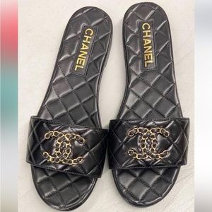 Chanel 23P black gold chain CC logo. Brillante Quilted mules slides. Size 41